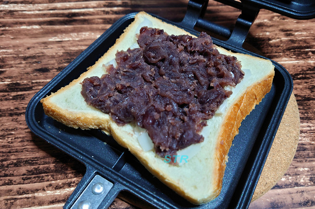 ホットサンドメーカーで粒あん餅サンドを作る