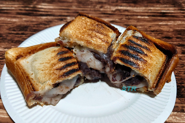 ホットサンドメーカーで粒あん餅サンドを作る