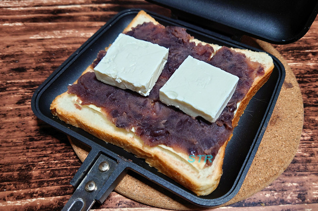 ホットサンドメーカーでクリームチーズあんこサンドを作る