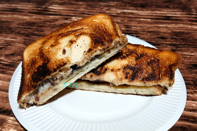 ホットサンドメーカーでクリームチーズあんこサンドを作る