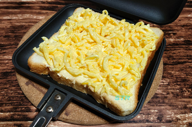 ホットサンドメーカーでたくあんサンドを作る