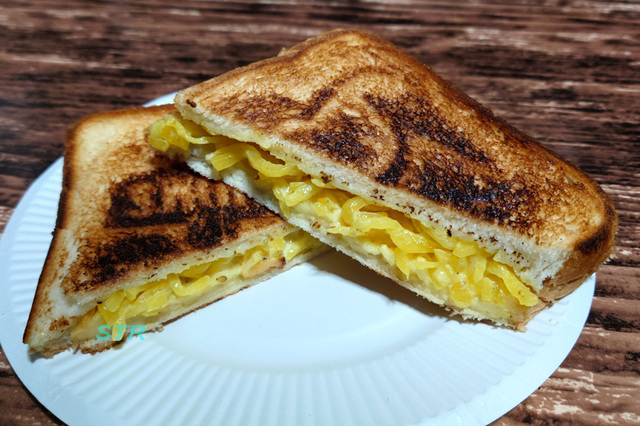ホットサンドメーカーでたくあんサンドを作る