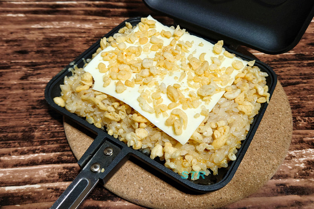 ホットサンドメーカーでチーズ卵かけご飯サンドを作る