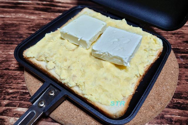 ホットサンドメーカーでさつまいもクリームチーズサンドを作る
