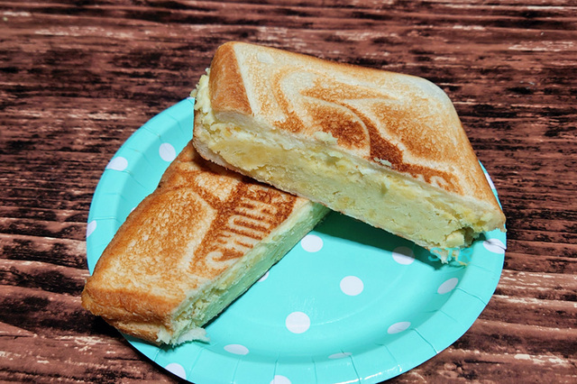 ホットサンドメーカーでさつまいもクリームチーズサンドを作る