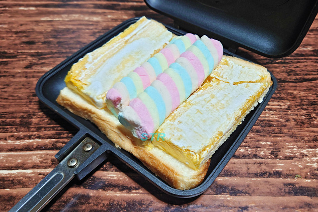 ホットサンドメーカーで駄菓子サンドを作る