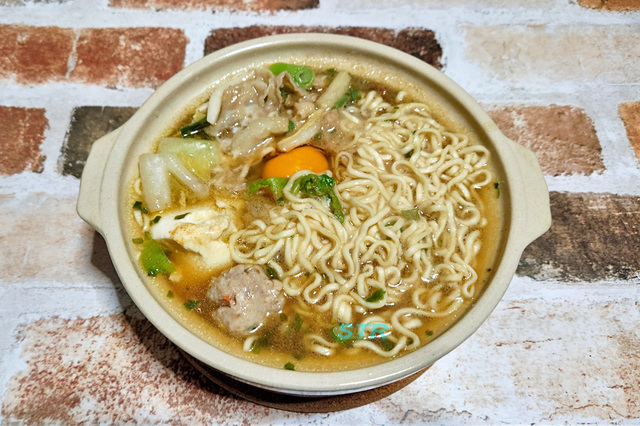 日清焼きそばU.F.O.濃い濃いすき焼き風あんかけ鍋を作る