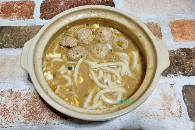 日清焼きそばU.F.O.濃い濃いすき焼き風あんかけ鍋を作る