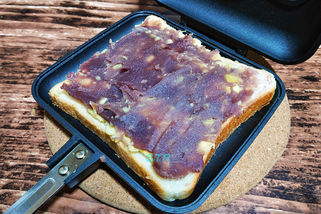 ホットサンドメーカーでさつまいもあんこサンドを作る
