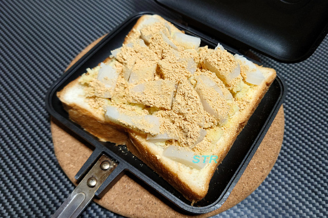 ホットサンドメーカーで金時いもきな粉餅サンドを作る