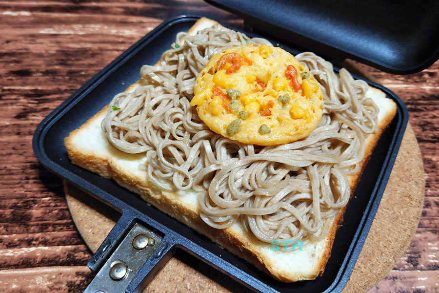 ホットサンドメーカーでどん兵衛天ぷらそばサンドを作る
