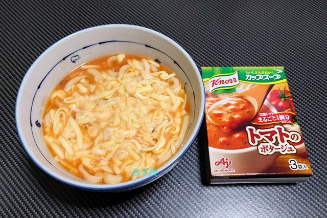 トマトポタージュチーズうどんを作る