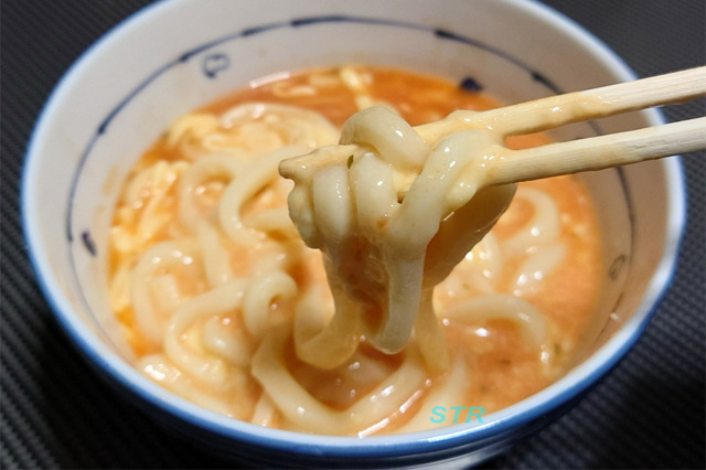 トマトポタージュチーズうどんを作る
