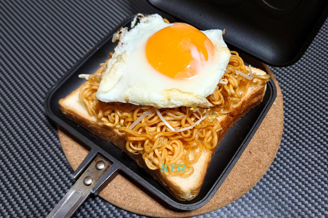 ホットサンドメーカーでペヤング獄激辛やきそばFinalサンドを作る