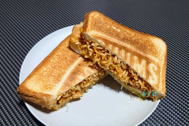 ホットサンドメーカーでペヤング獄激辛やきそばFinalサンドを作る