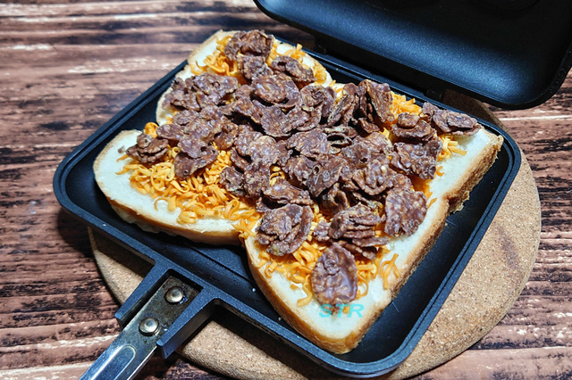 ホットサンドメーカーでチキンラーメンチョコフレークサンドを作る