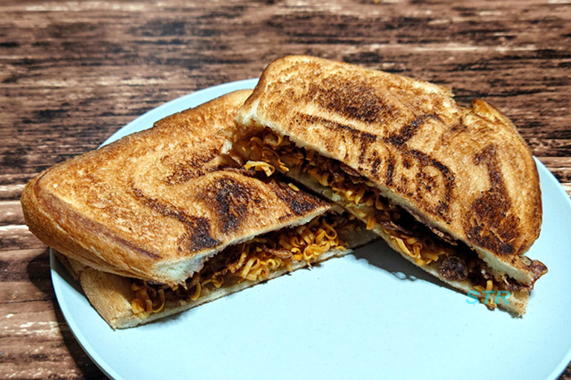 ホットサンドメーカーでチキンラーメンチョコフレークサンドを作る