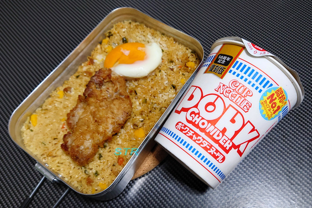 メスティンでカップヌードルポークチャウダーヌードル飯を作る