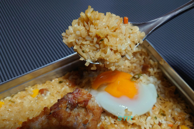 メスティンでカップヌードルポークチャウダーヌードル飯を作る