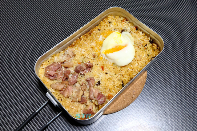 メスティンでカップヌードルブタホタテドリ飯を作る