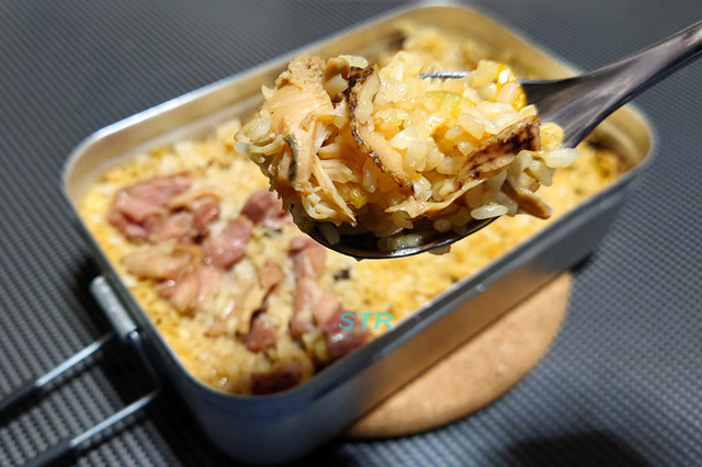 メスティンでカップヌードルブタホタテドリ飯を作る