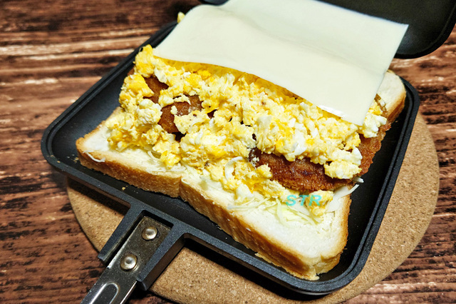 ホットサンドメーカーでキャベツコロッケチーズサンドを作る
