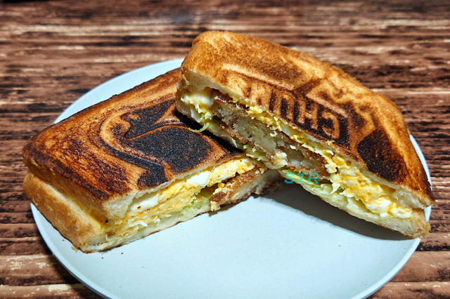 ホットサンドメーカーでキャベツコロッケチーズサンドを作る