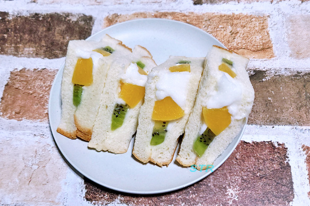 自作クリームでフルーツサンドを作る