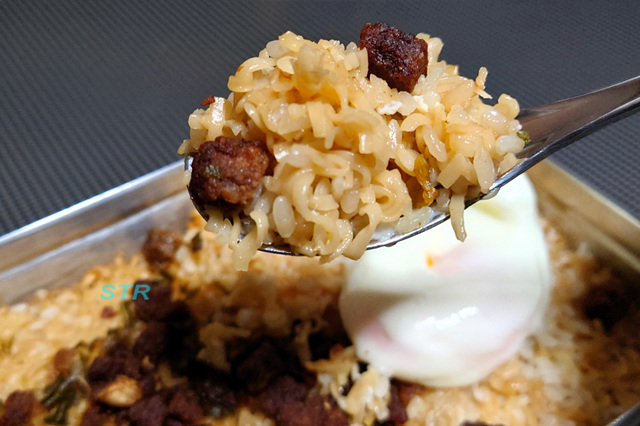 メスティンでカップヌードル謎肉祭飯を作る