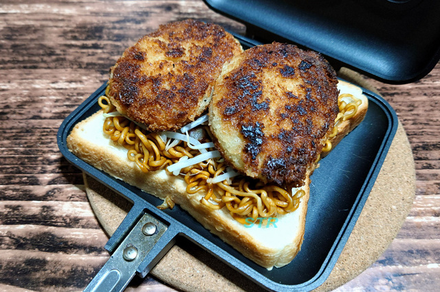 ホットサンドメーカーで焼きそばコロッケサンドを作る