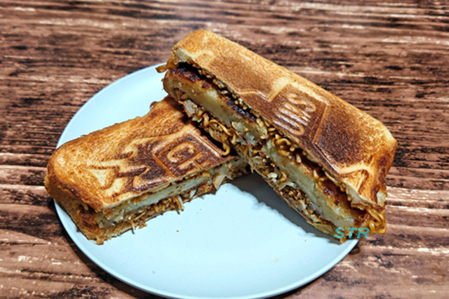 ホットサンドメーカーで焼きそばコロッケサンドを作る