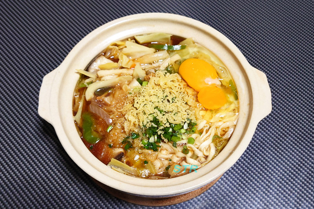 どん兵衛すき焼き風うどん鍋を作る