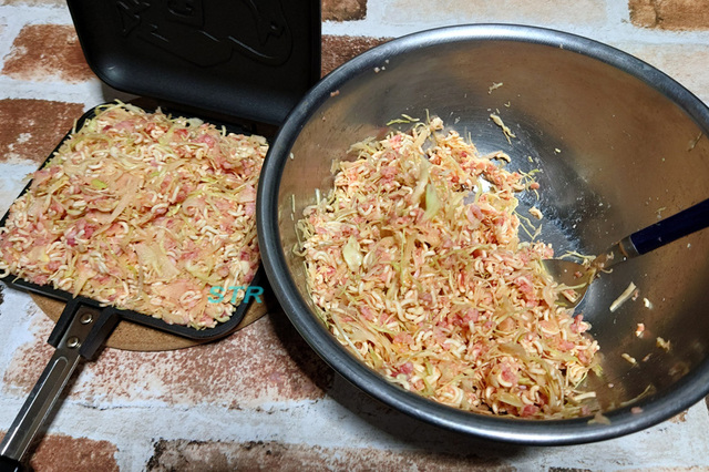 ホットサンドメーカーでネギ塩あんかけラーメンハンバーグを作る