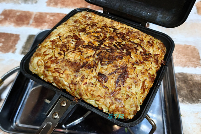 ホットサンドメーカーでネギ塩あんかけラーメンハンバーグを作る