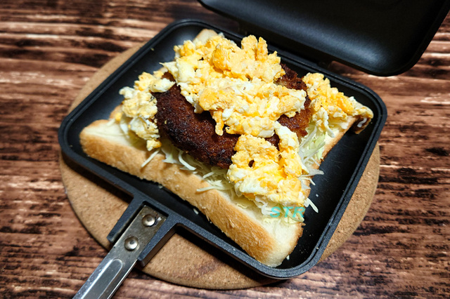 ホットサンドメーカーでメンチカツキャベツたまごサンドを作る