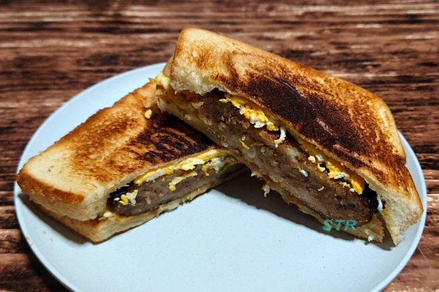 ホットサンドメーカーでメンチカツキャベツたまごサンドを作る
