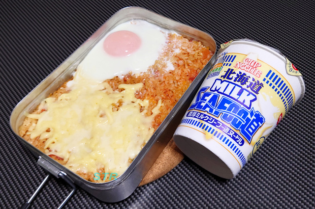 メスティンでカップヌードル北海道濃厚ミルクシーフー道トマト飯を作る