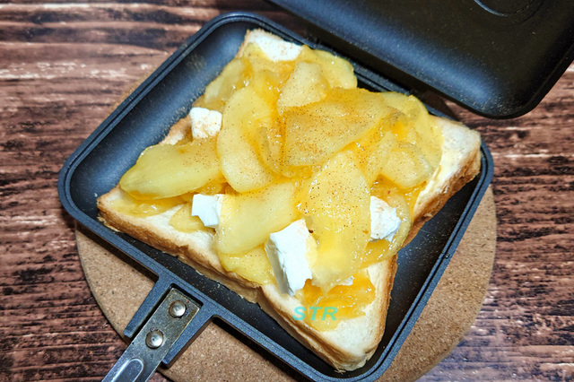 ホットサンドメーカーでクリームチーズアップルサンドを作る