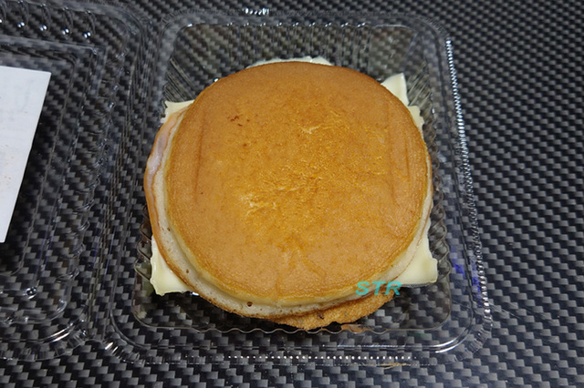 御菓子司じょうとのハムどらを食べる