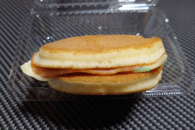 御菓子司じょうとのハムどらを食べる