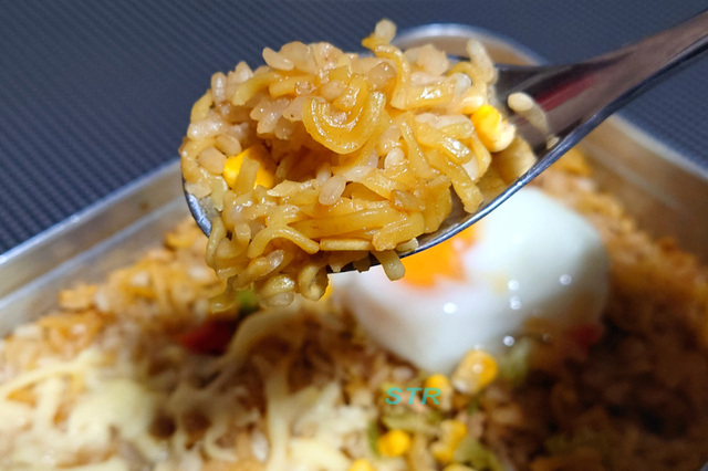 メスティンでコーン味噌バター味ラーメン飯を作る