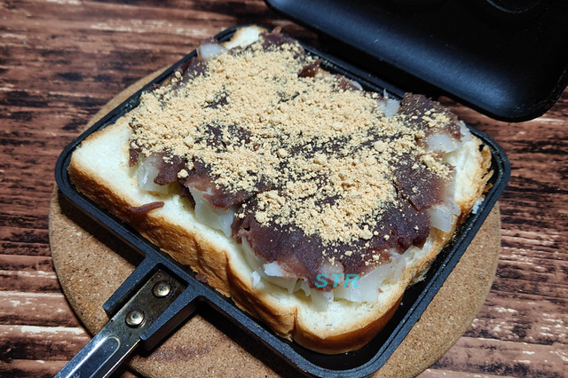 ホットサンドメーカーであん餅きな粉サンドを作る