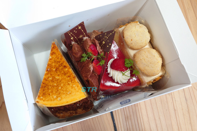 春風堂工場売店でケーキを買う