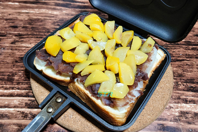 ホットサンドメーカーであんこ餅栗サンドを作る