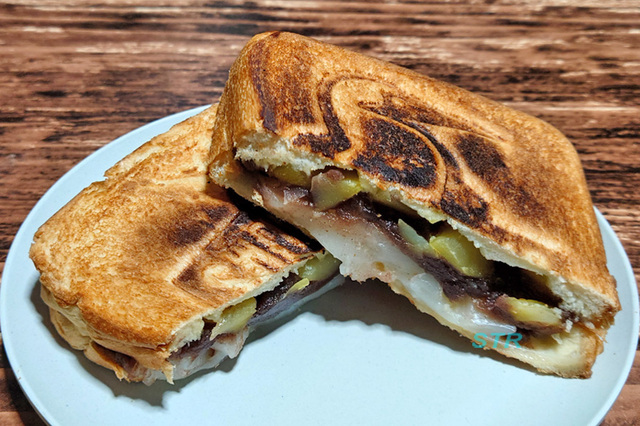 ホットサンドメーカーであんこ餅栗サンドを作る
