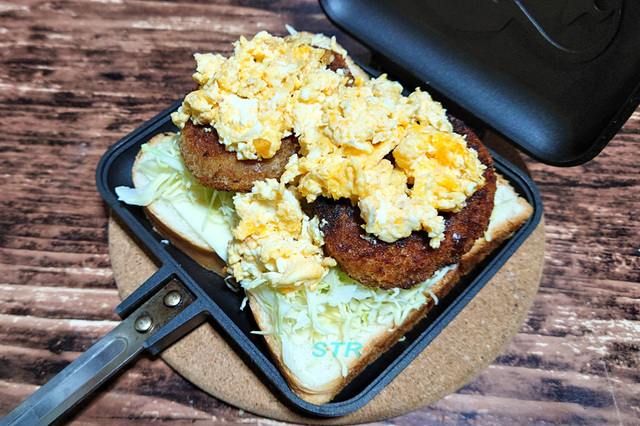 ホットサンドメーカーでカレーコロッケキャベツチーズたまごサンドを作る