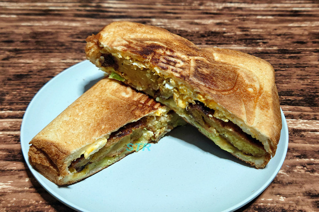 ホットサンドメーカーでカレーコロッケキャベツチーズたまごサンドを作る