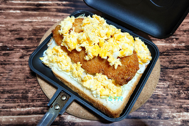 ホットサンドメーカーでささみチーズカツキャベツたまごサンドを作る