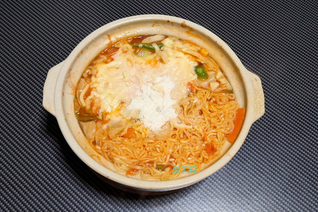 チーズかけすぎチリトマト味ラーメン鍋を作る