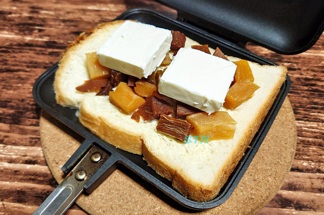 ホットサンドメーカーで焼き干し芋クリームチーズサンドを作る